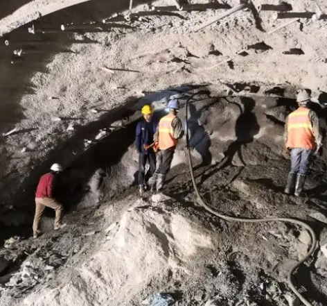 峰峰矿拱顶带模注浆料的施工流程及注意事项